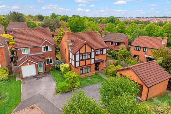 4 bed property, in Waverton Close, £525,000