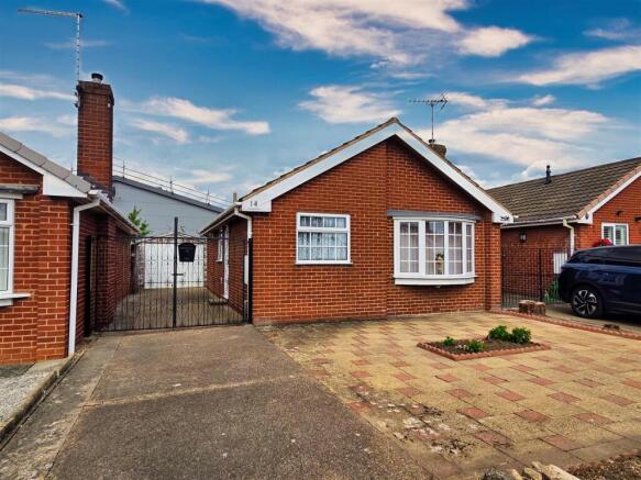 2 bed property, in Hamilton Drive, £167,995