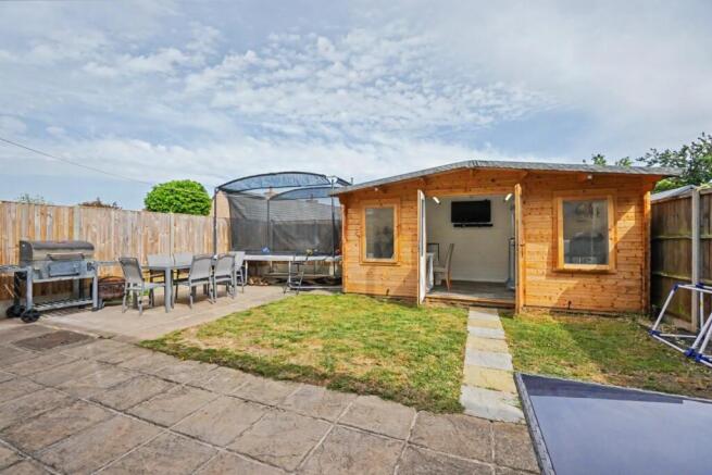 4 bed property, in Adelaide Drive, £400,000