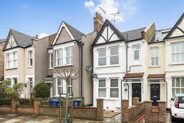 2 bed property, in Goldsmith Road, £400,000