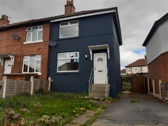 2 bed property, in Syke Avenue, £95,000