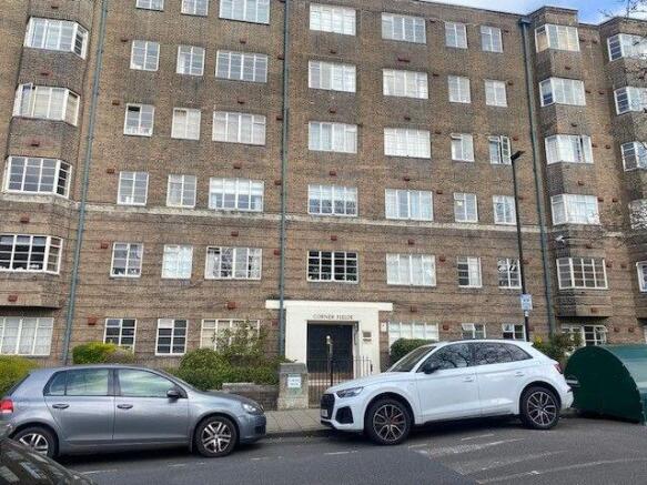 1 bed property, in Corner Fielde, £200,000