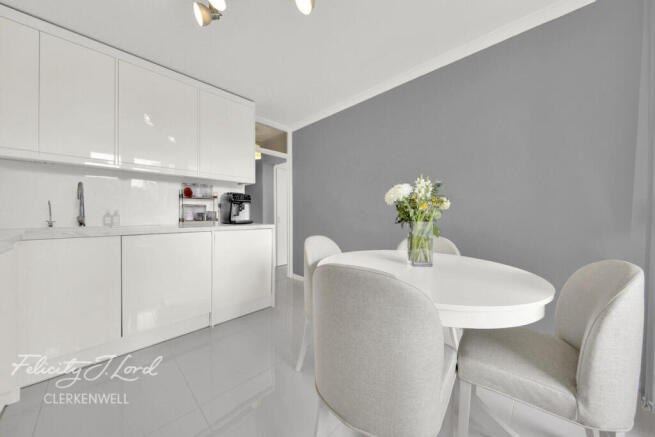 2 bed property, in Peerless Street, £550,000