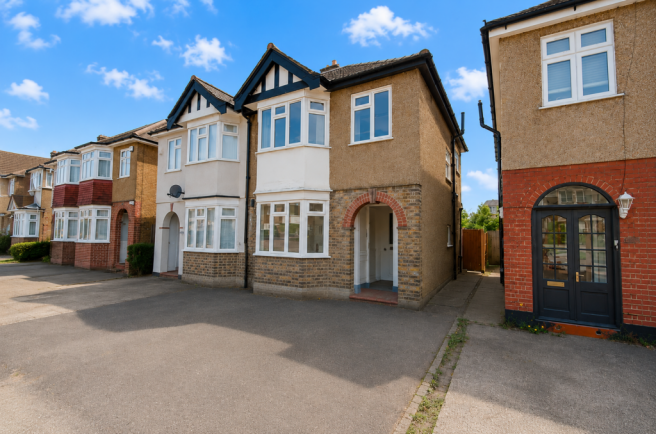 3 bed property, in Heathview Road, £400,000