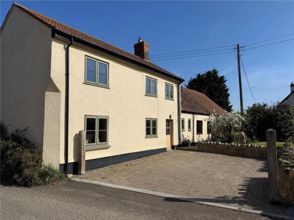 4 bed property, in Burton, £450,000