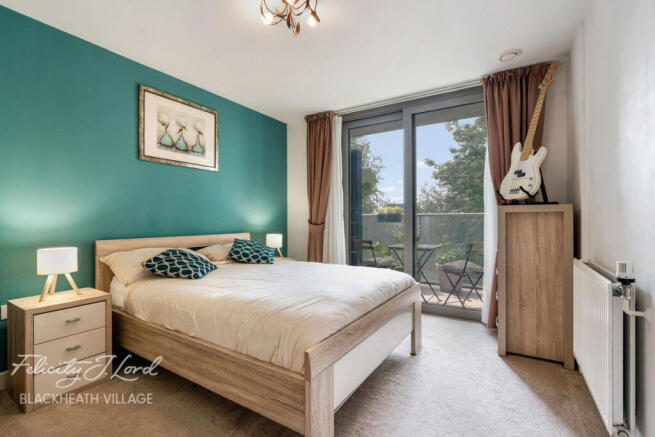 1 bed property, in Loampit Vale, £300,000