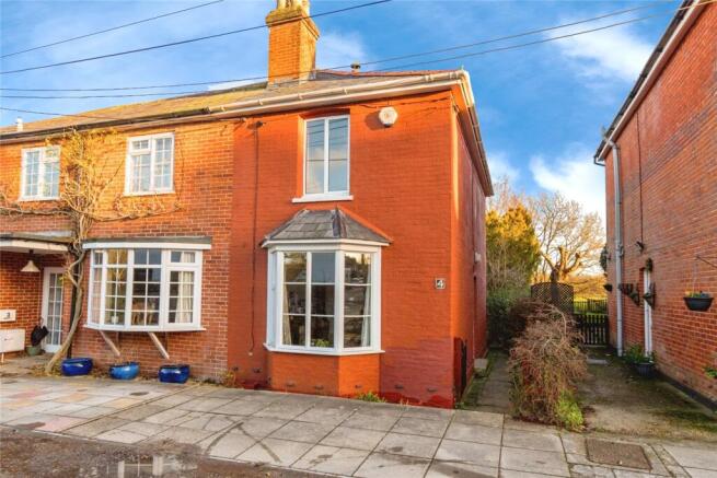 2 bed property, in Pemberton Road, £325,000