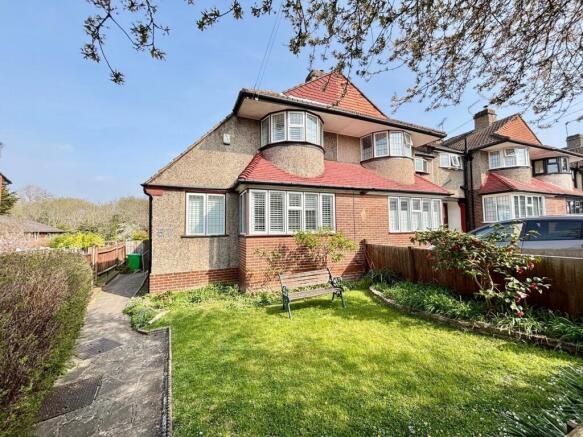 3 bed property, in Ridgeway Drive, £595,000