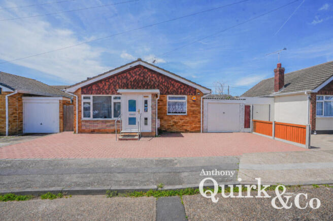 2 bed property, in Gainsborough Avenue, £300,000
