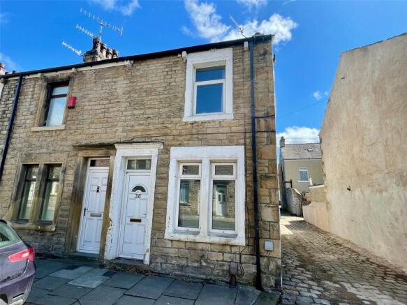 2 bed property, in Broadway, £100,000