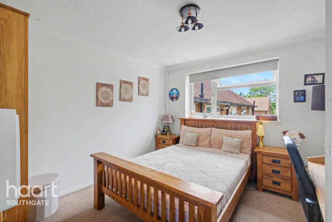 2 bed property, in Chase Road, £425,000