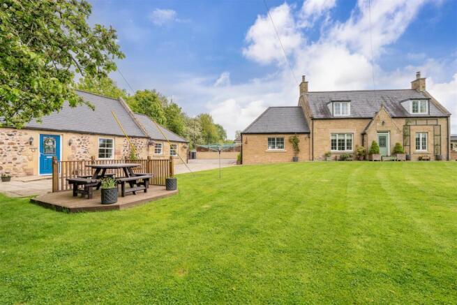 6 bed property, in Kelso TD5, £695,000