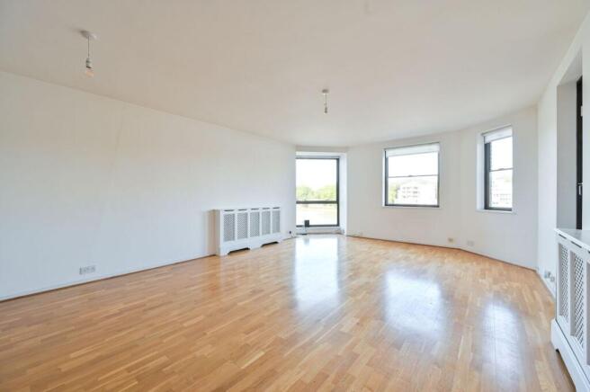 1 bed property, in Nine Elms Lane, £475,000