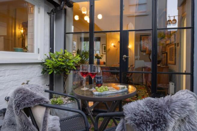 4 bed property, in High Street, £1,000,000