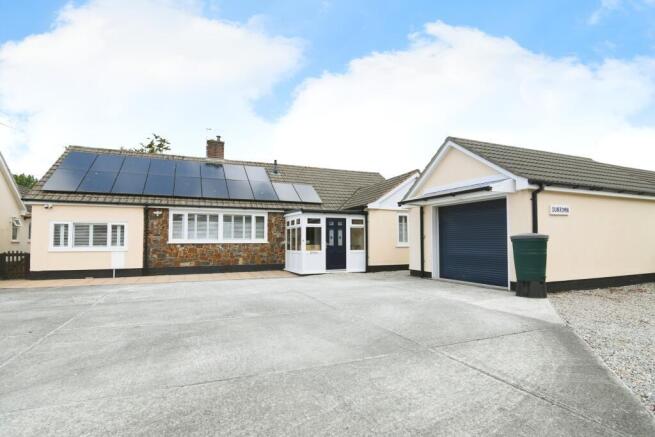5 bed property, in Alverdiscott Road, £535,000