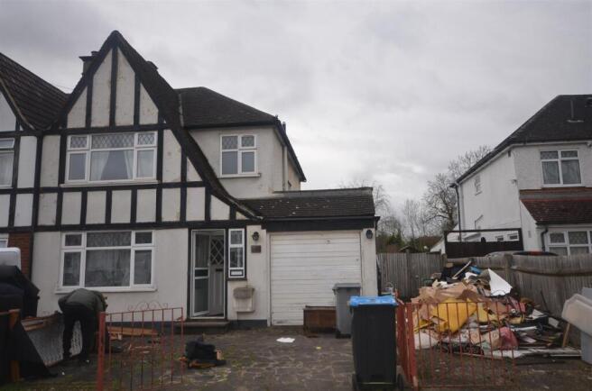 5 bed property, in Windermere Avenue, £700,000