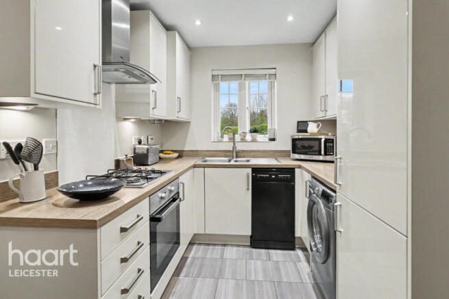 3 bed property, in Mill Hill Wood Way, £290,000