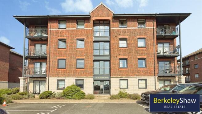2 bed property, in Waterloo Road, £170,000