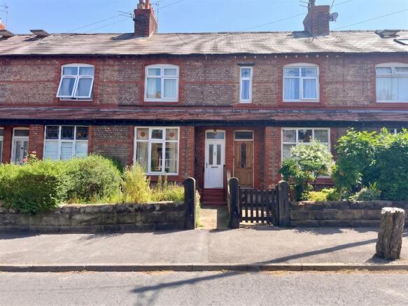 2 bed property, in Hawthorn Road, £475,000