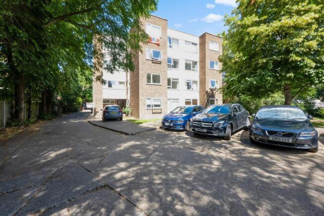 2 bed property, in Hayne Road, £165,000