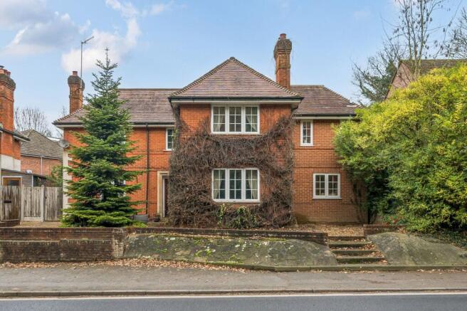 4 bed property, in Maple Crescent, £600,000