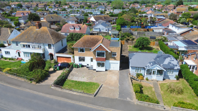 4 bed property, in Dymchurch Road, £400,000
