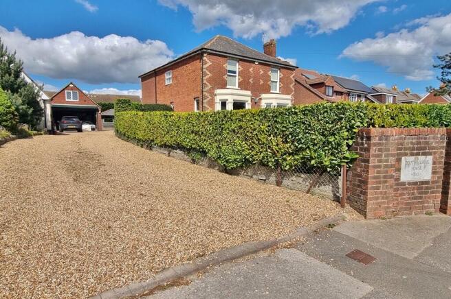4 bed property, in Main Road, £850,000