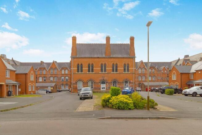 1 bed property, in Grosvenor Gate, £80,000