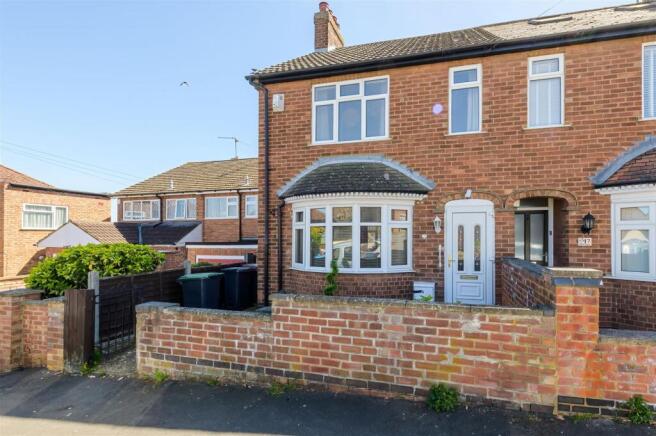 2 bed property, in Fern Road, £240,000