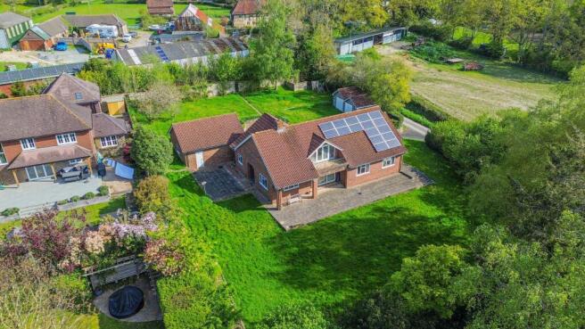 5 bed property, in Wivelsfield Green, £900,000