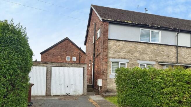 3 bed property, in Carleton Park Road, £200,000