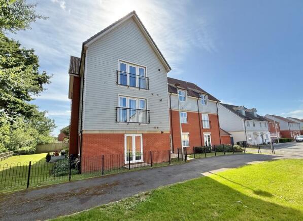 1 bed property, in Trafalgar Road, £142,500