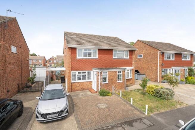 2 bed property, in Charles Close, £315,000