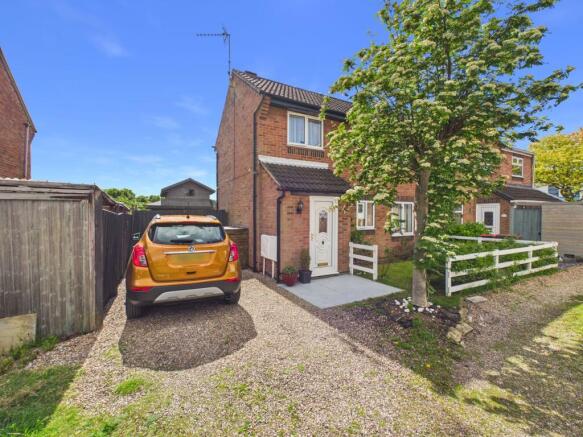 2 bed property, in Spa Close, £188,000