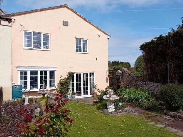 4 bed property, in Redwick Road, £430,000