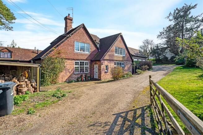 7 bed property, in Edenbridge Road, £1,399,995