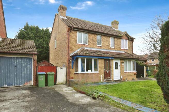 2 bed property, in Chartwell Close, £200,000