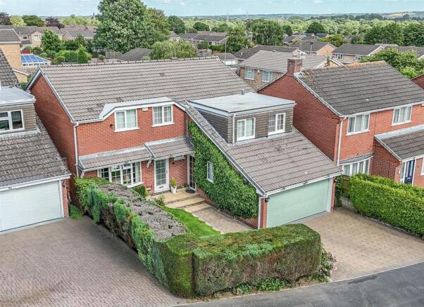 5 bed property, in Hillside, £498,000