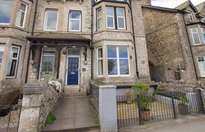 1 bed property, in The Promenade, £155,000