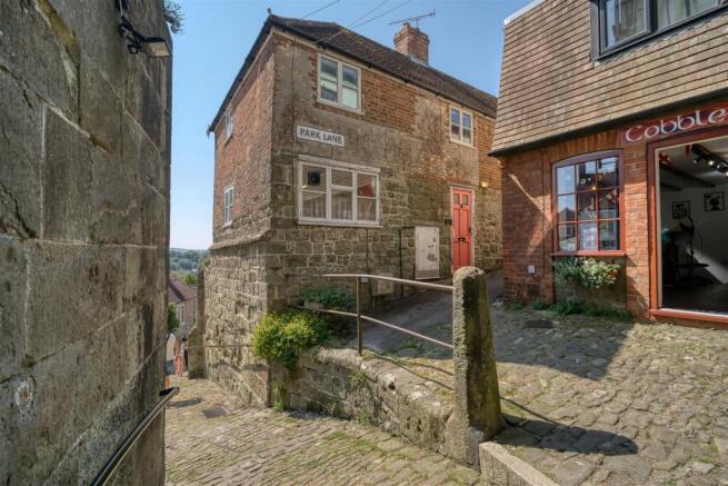 2 bed property, in Park Lane, £300,000