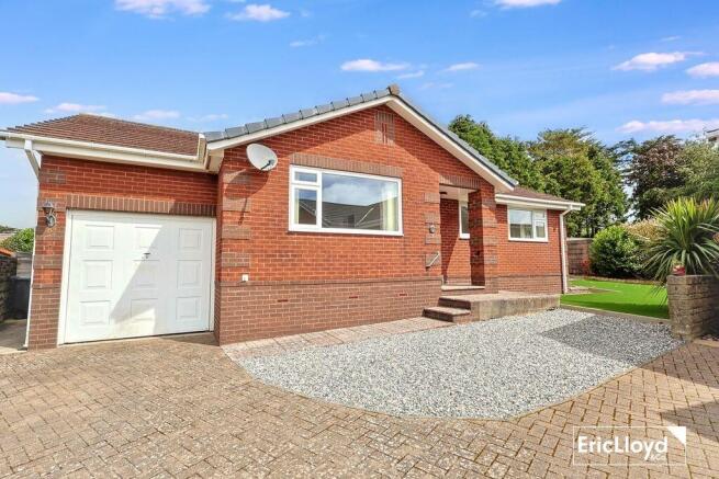 3 bed property, in Camellia Close, £325,000