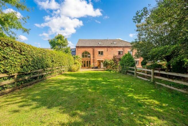 5 bed property, in Berry House Road, £485,000