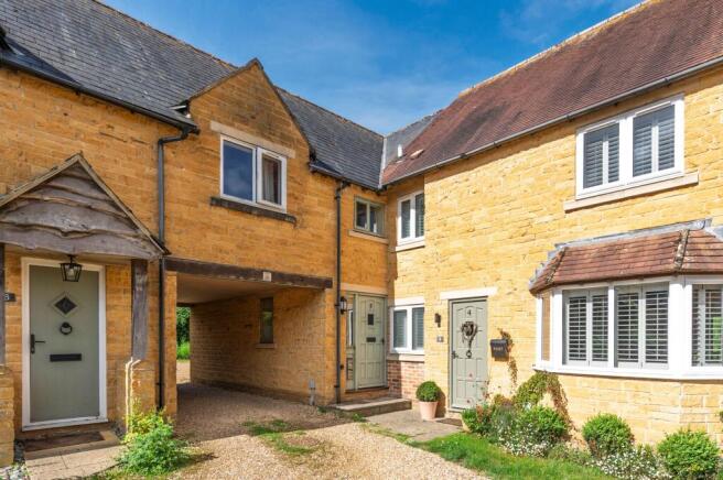 3 bed property, in Cottage Farm Court, £300,000
