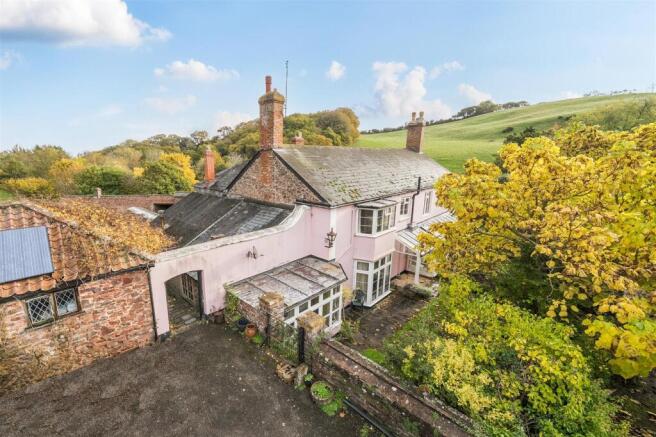 6 bed property, in Hopcott Road, £995,000