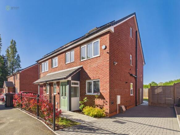 5 bed property, in Lea Hill Road, £340,000