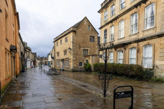 1 bed property, in High Street, £160,000