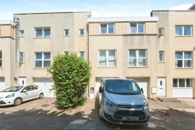 5 bed property, in Richmond Court, £360,000