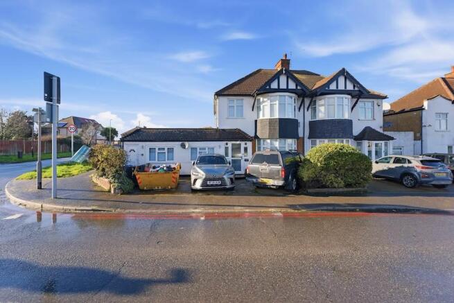 5 bed property, in Tolworth Rise North, £945,000