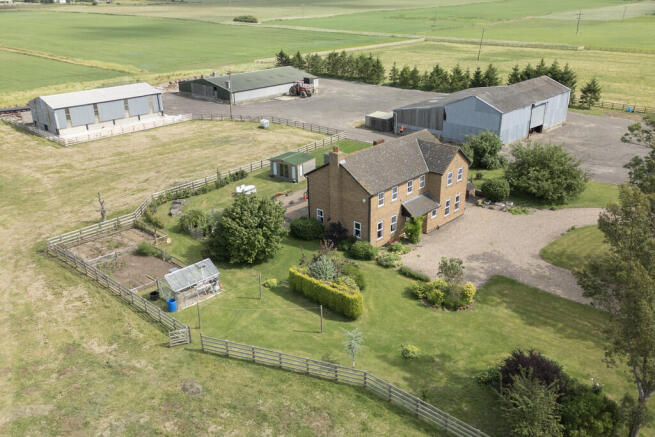 5 bed property, in Grange Farm, £995,000