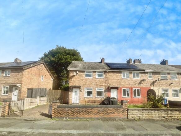 3 bed property, in Shaw Lane, £120,000